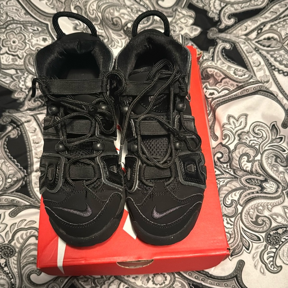 Gently worn boys uptempo black size 3.5. Comes with original box.